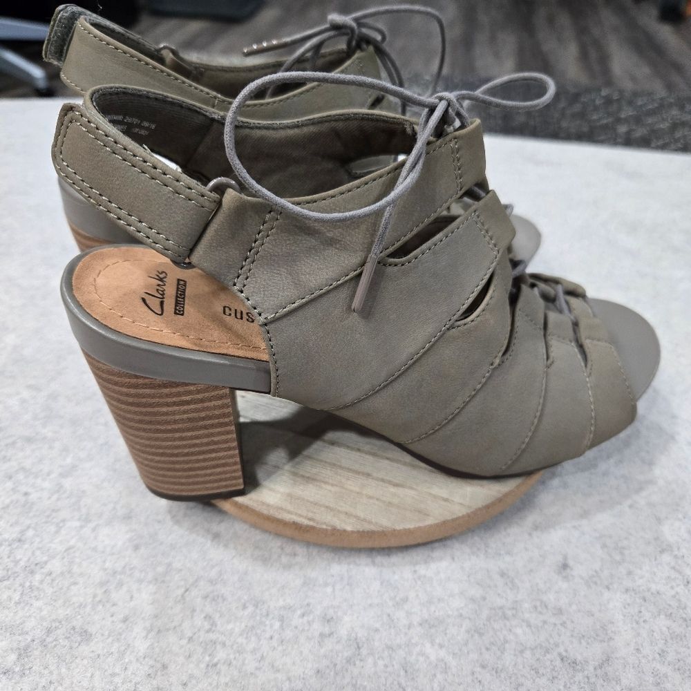 🐢 Clarks Banoy Waneta Lace up Heel Dress Sandal Size 9 Sage Nubuck - Picture 4 of 14
